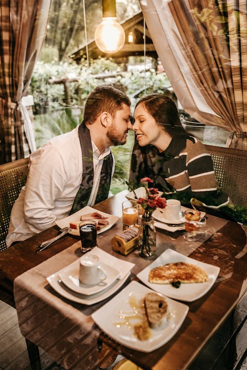 Man En Vrouw Tegenover Elkaar