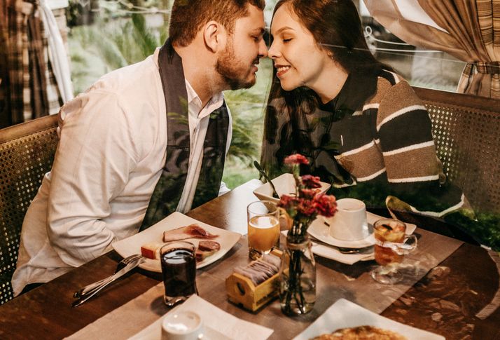 Online dating: starting a conversation on a niche platform