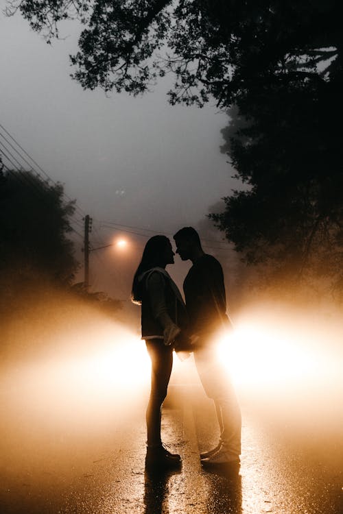 도로에 서있는 커플의 사진