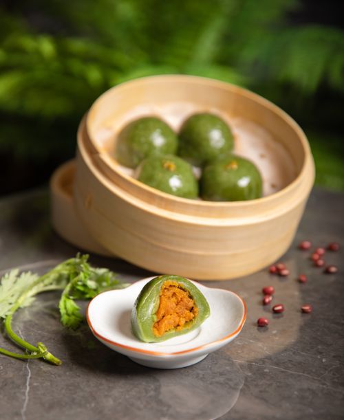 Free Fresh green dumplings with savory filling served in bamboo steamer for an authentic Asian dining experience. Stock Photo