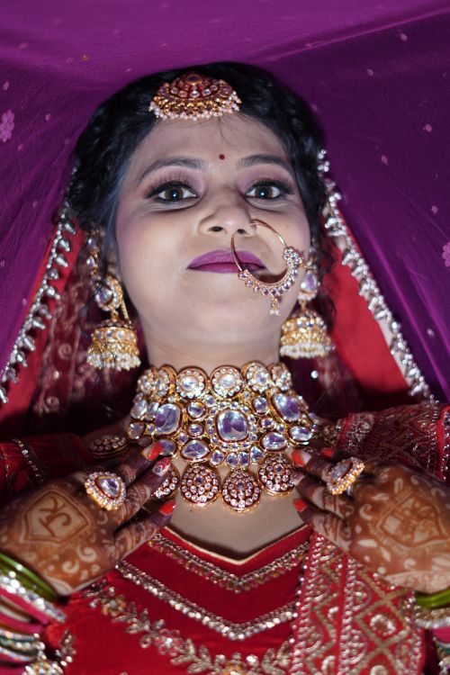 Free Indian bride adorned with traditional jewelry and attire, captured in vivid colors. Stock Photo