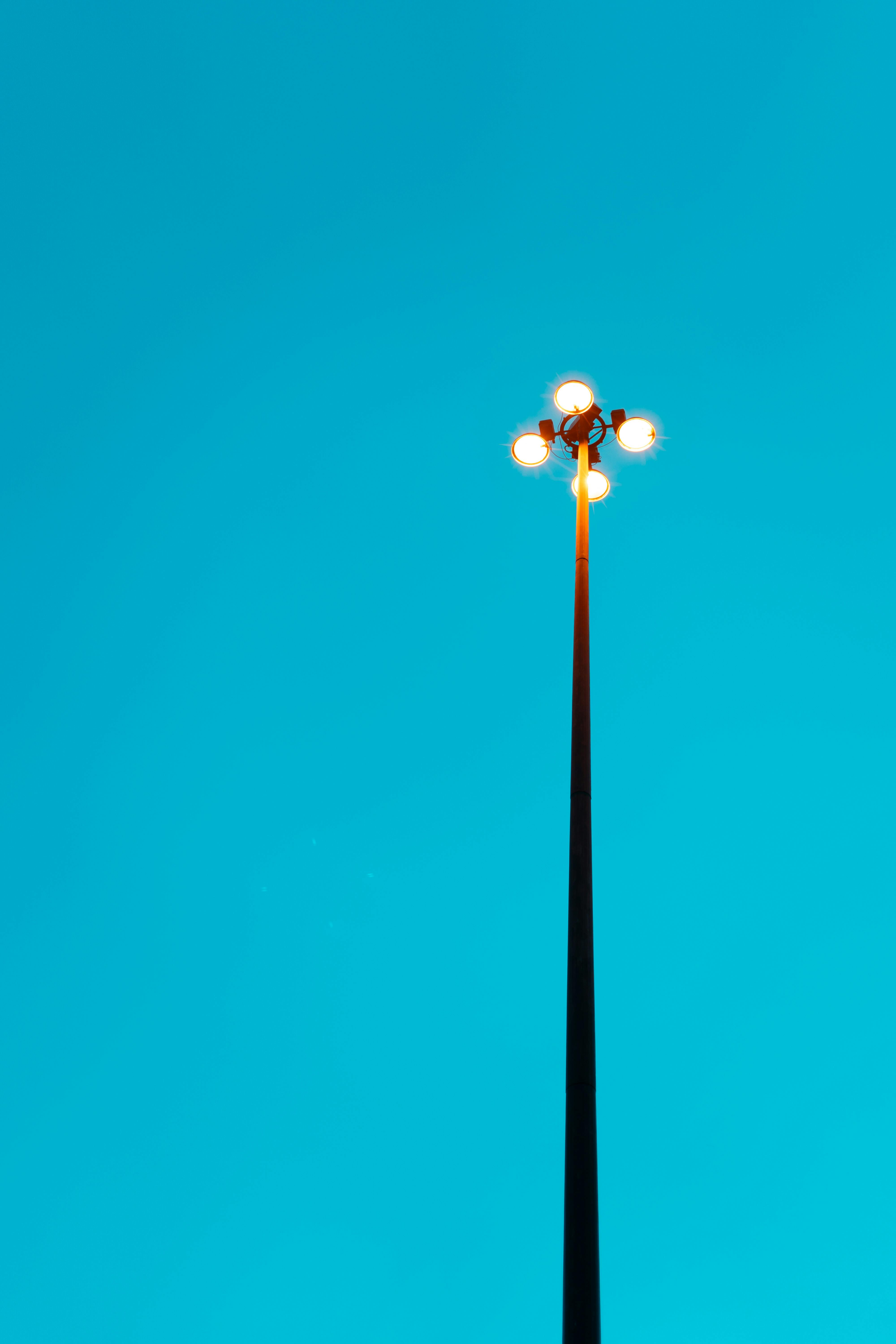 grátis Iluminação Pública Minimalista Contra O Céu Azul Foto profissional