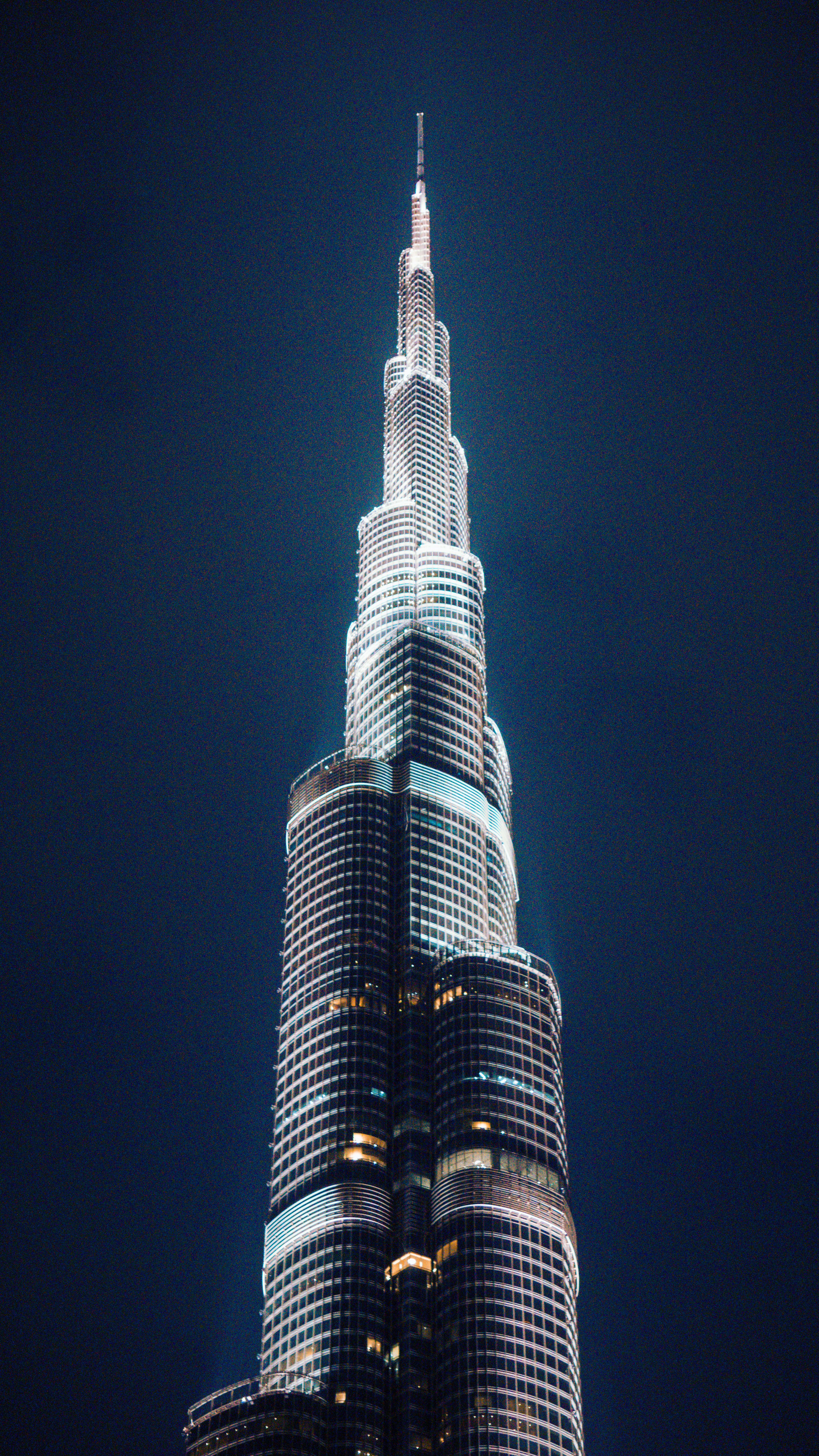 De franc Una vista nocturna impressionant de l'emblemàtic Burj Khalifa, que mostra la seva brillantor arquitectònica contra un cel fosc. Foto d'estoc