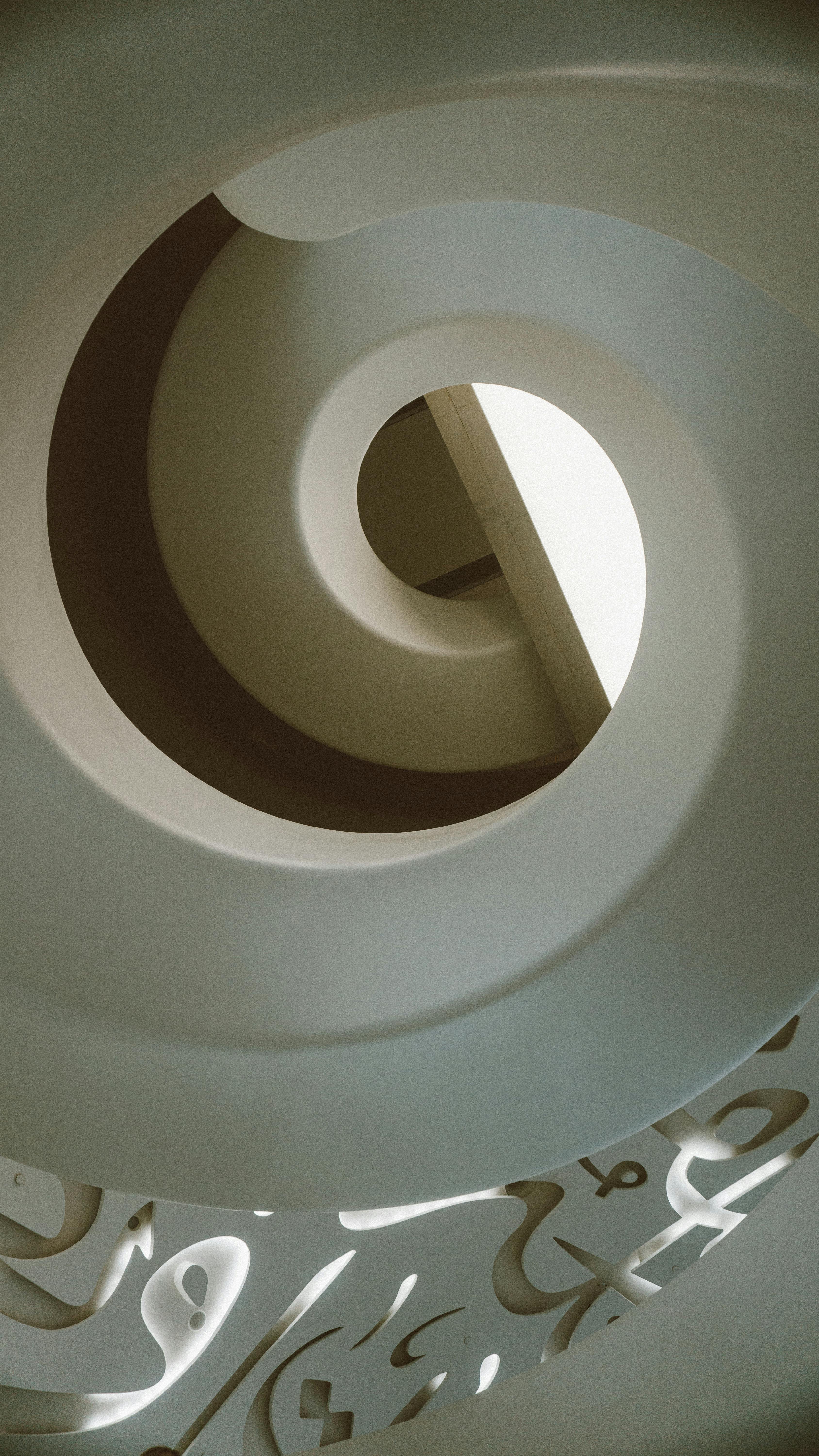 Gratis Pemandangan abstrak yang menawan dari desain arsitektur spiral dengan detail yang rumit. Foto Stok