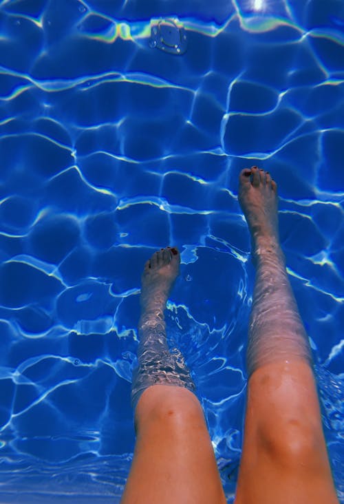 Person, Die Füße In Den Körper Des Wassers Setzt