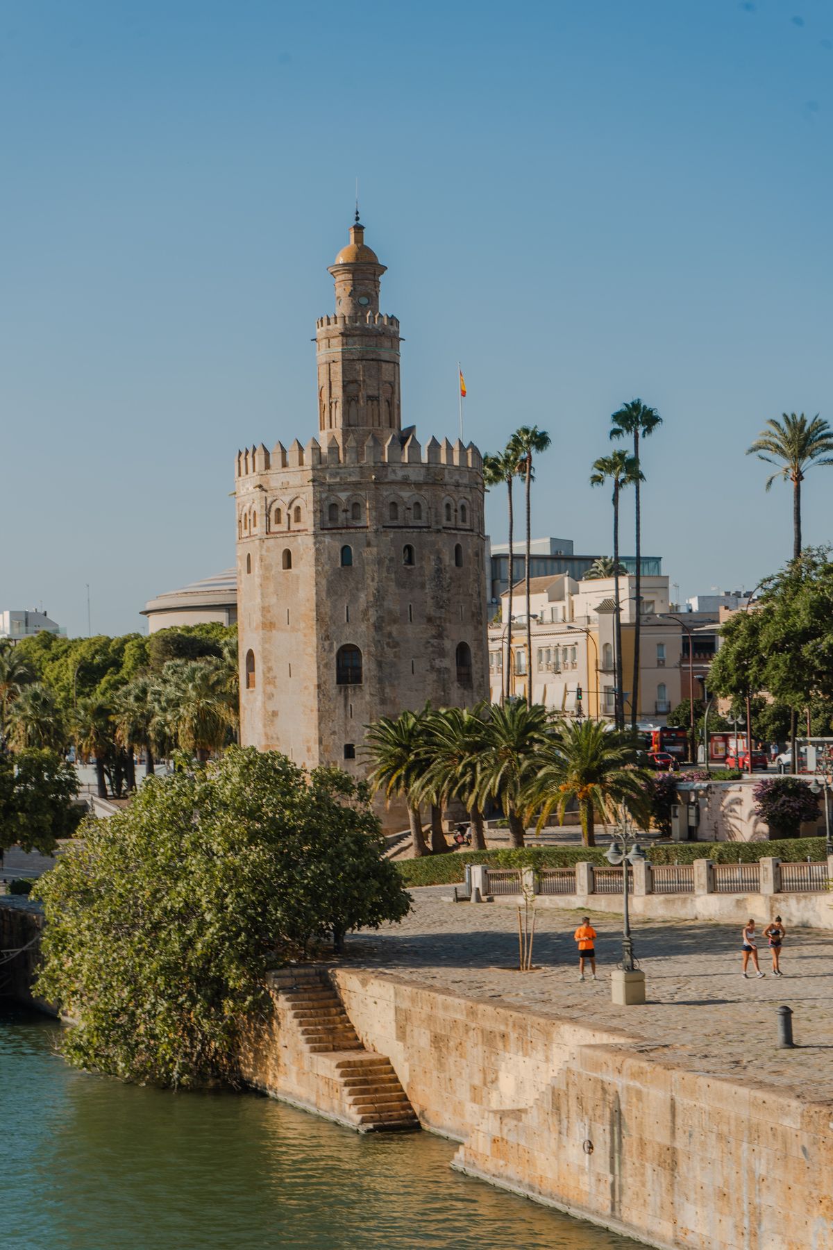 Unde te cazezi în Sevilla - Torre del Oro pe malul râului Guadalquivir