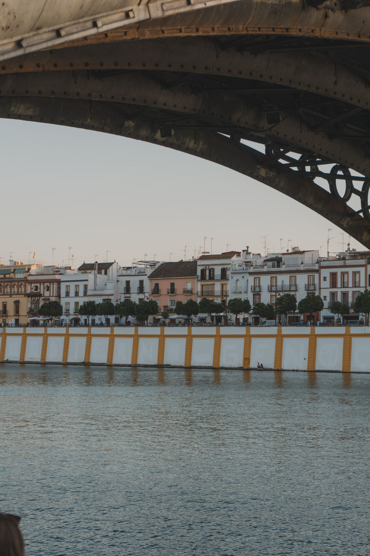 Malul cartierului Triana din Sevilla văzut de peste râu