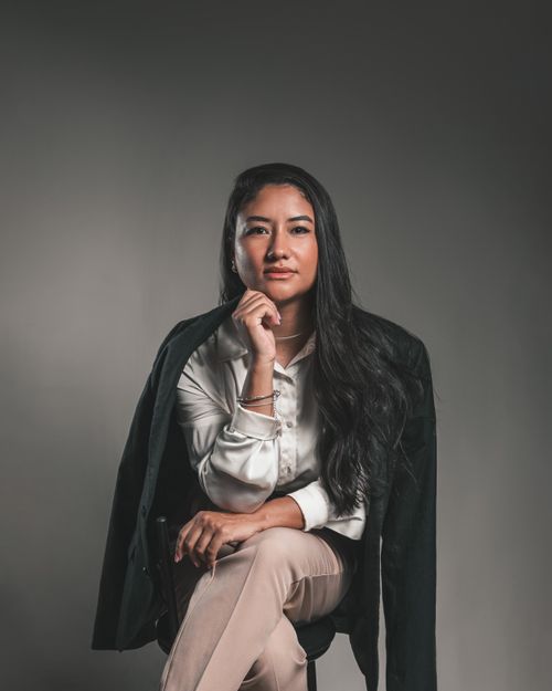 Free Portrait of a confident businesswoman in a studio setting, exuding professionalism and elegance. Stock Photo
