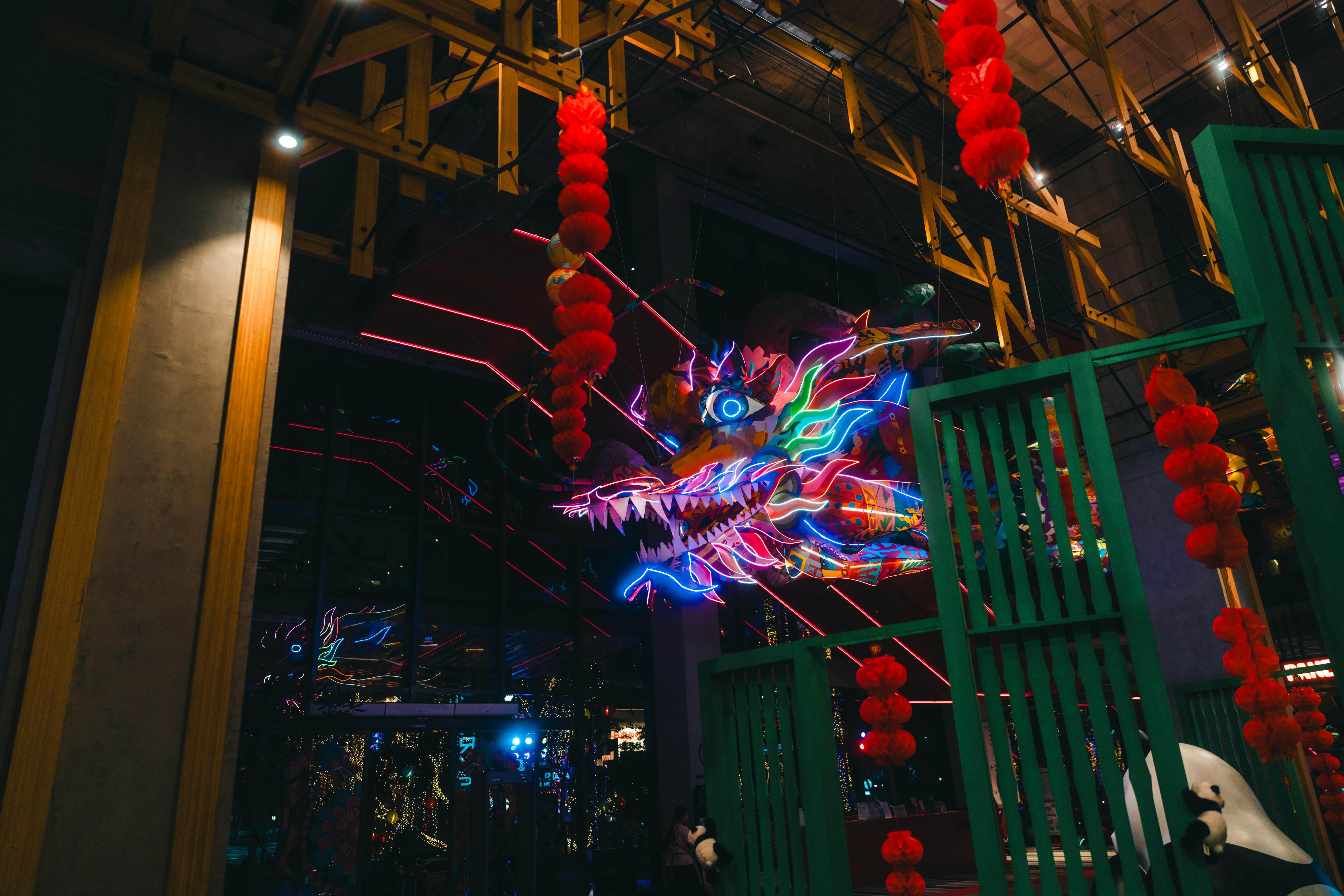 Gratis Una suggestiva installazione di draghi al neon illumina un centro commerciale di Bangkok, in Thailandia, con luci vivaci e colorate. Foto a disposizione