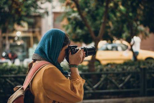 Foto Wanita Yang Mengambil Gambar