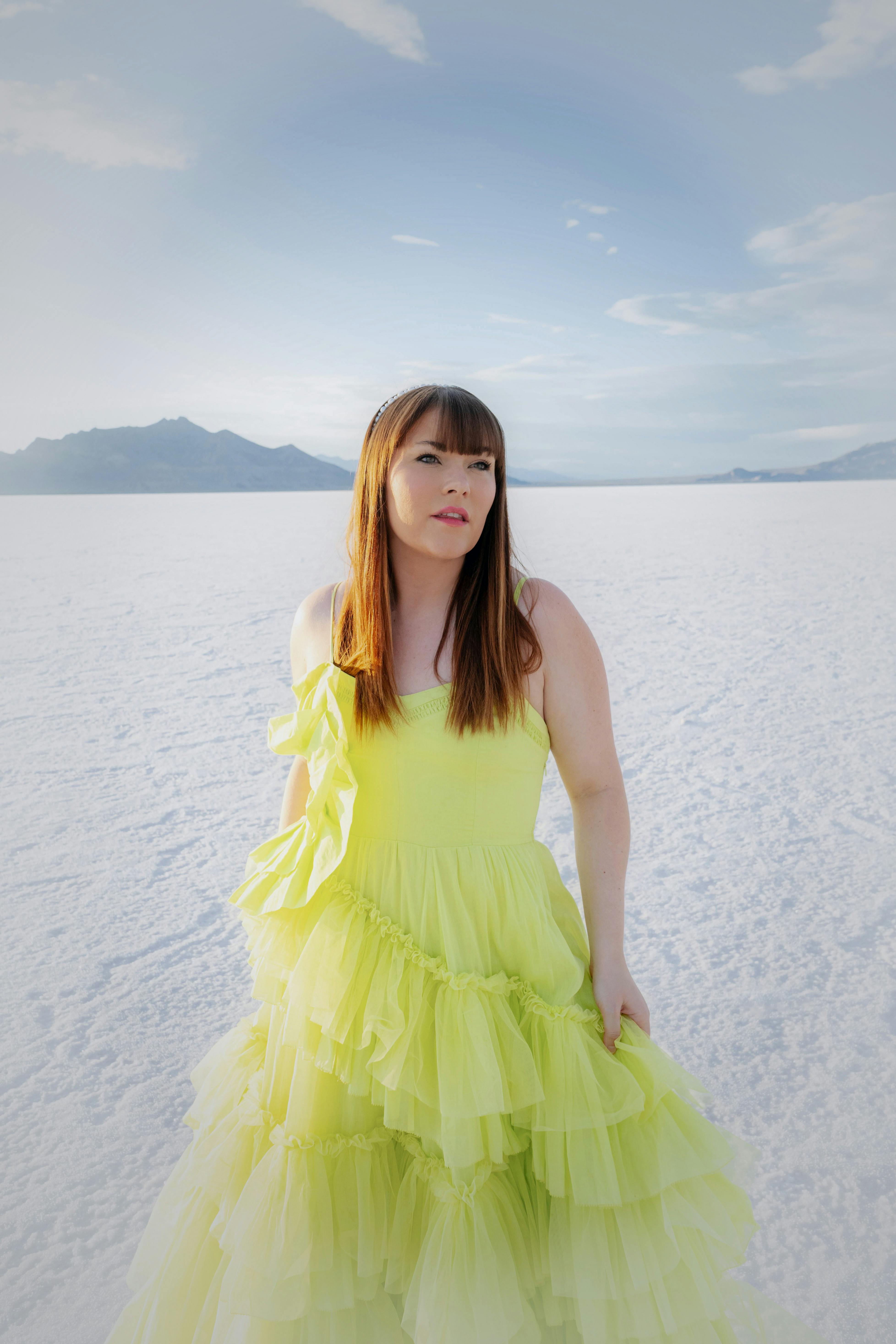 犹他盐滩，一位身穿黄色连衣裙的女子的优雅肖像