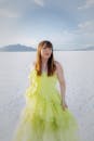 犹他盐滩，一位身穿黄色连衣裙的女子的优雅肖像