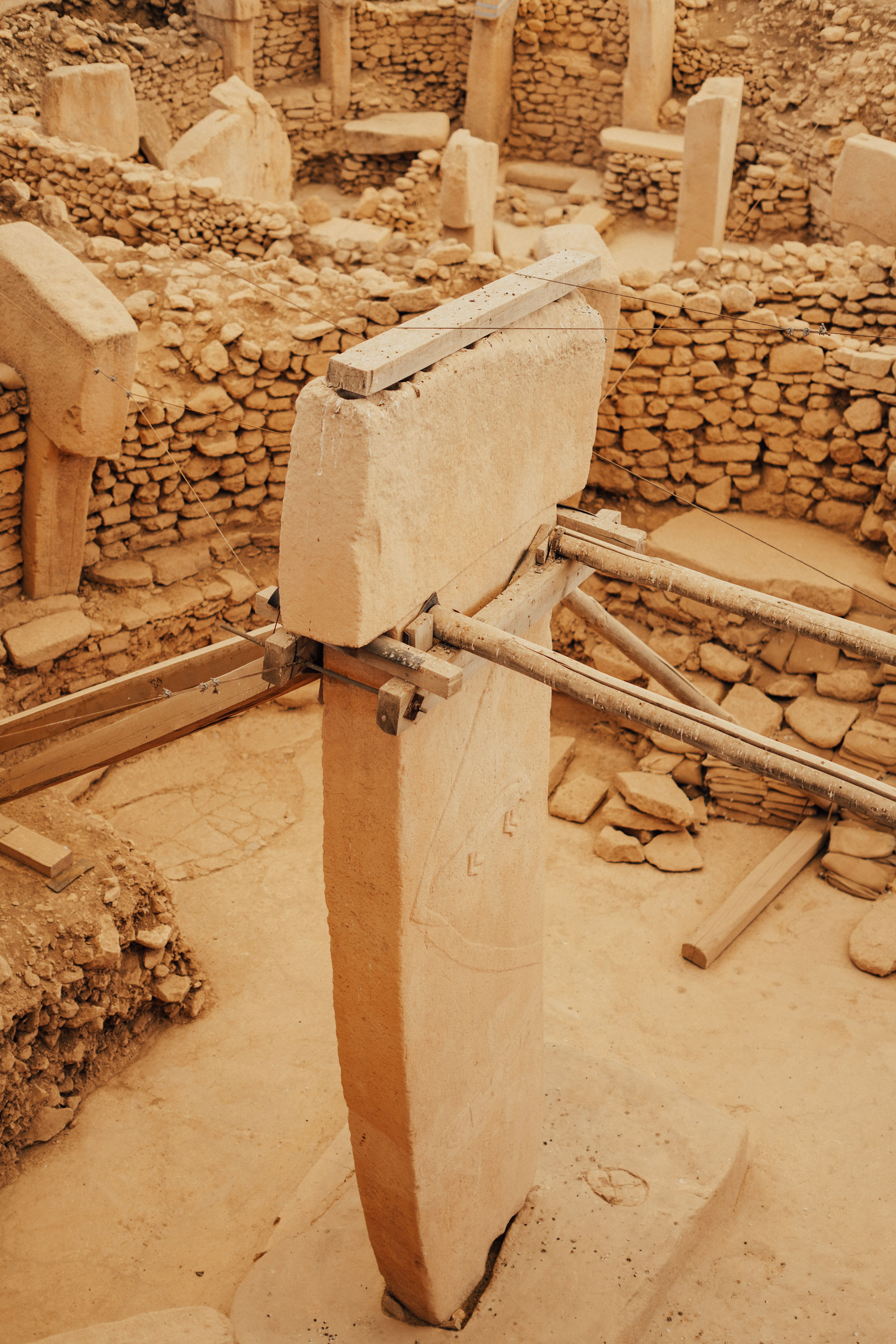 Antikythera düzeneğinin keşfedildiği arkeolojik kazı alanını ve tarihsel mirasın derinliğini temsil eden görsel.