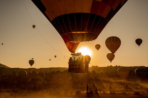 Heißluftballons In Der Luft Während Der Goldenen Stunde