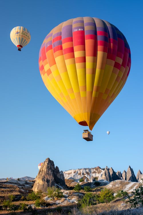 gratis Twee Hete Luchtballons Die Op Hemel Vliegen Stockfoto
