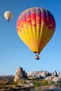 在土耳其内夫谢希尔卡帕多西亚独特的岩层之上，充满活力的热气球正在翱翔