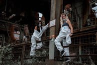 在杜伊斯堡的一个工业工地上，身着时尚服装的妇女正在摆姿势