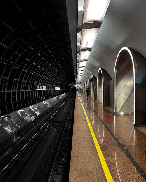 Free Explore the sleek and modern design of a Moscow subway station platform with intricate arch details. Stock Photo