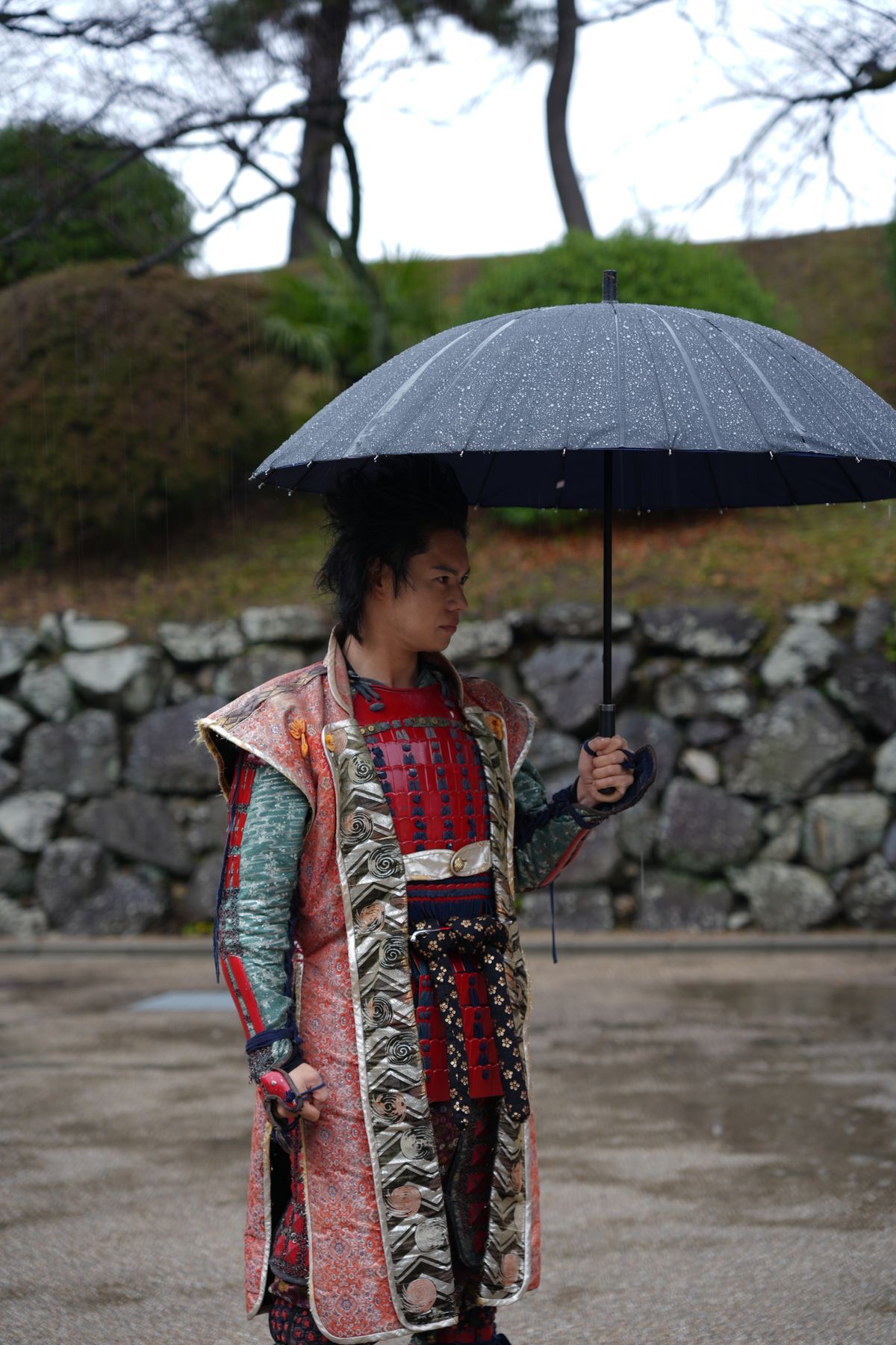 中国の山並みと城壁のイメージ