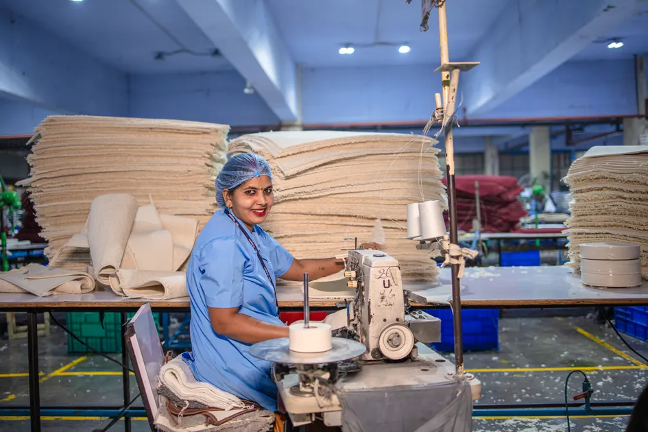 Máy overlock đang xử lý đường may vải thun lạnh ITY tại dây chuyền sản xuất