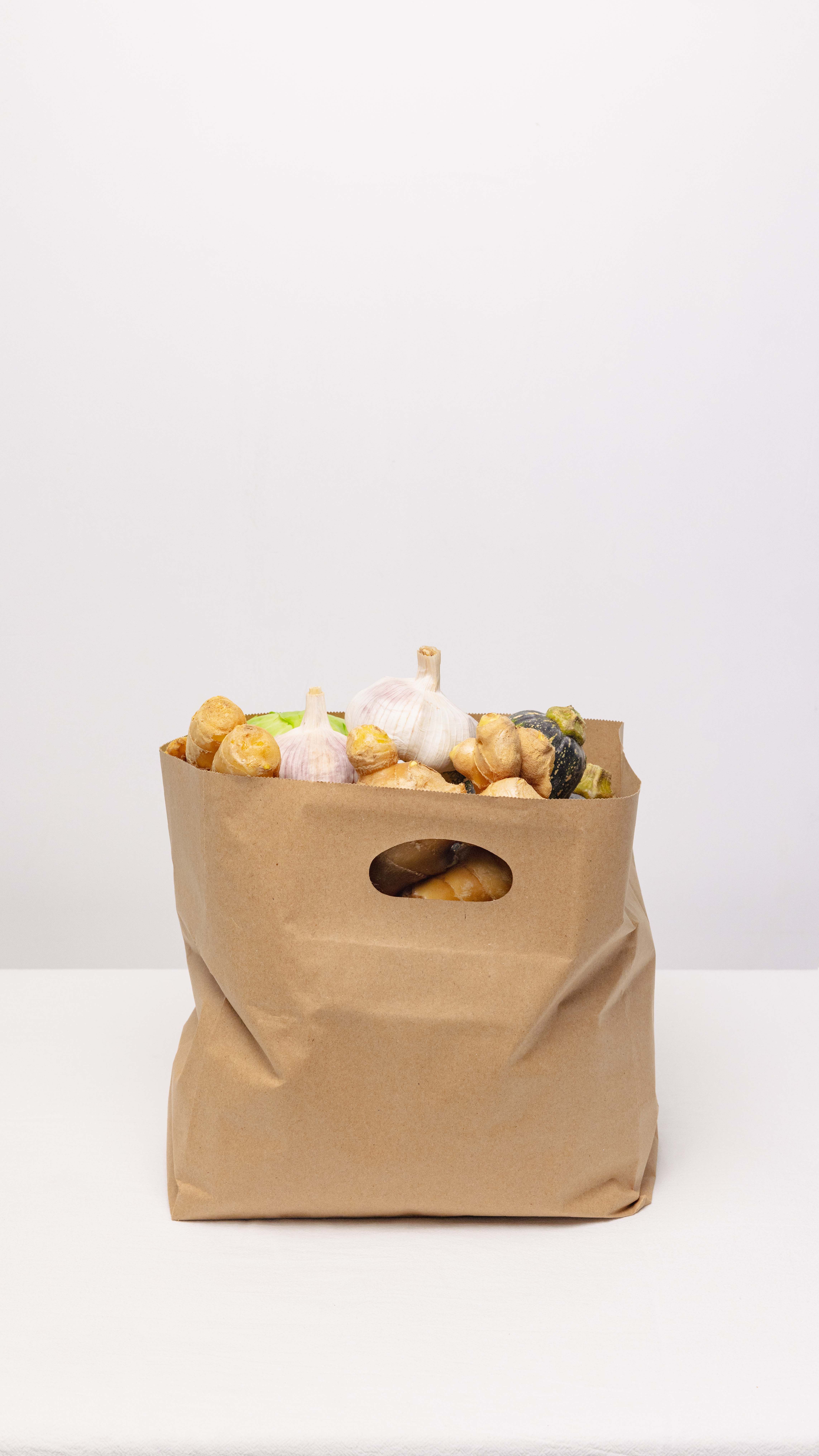 Paper bag of fresh vegetables, photo by SU JI on Pexels