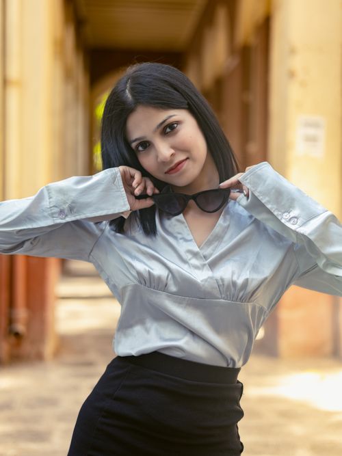 Free Confident woman poses stylishly in an urban setting, showcasing fashion and confidence. Stock Photo