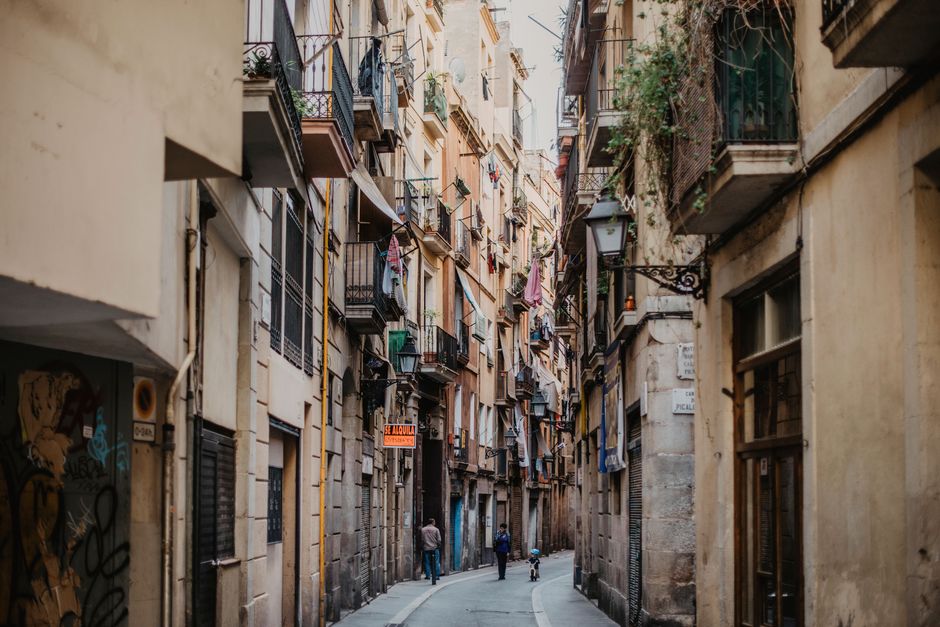 Explora la estrecha e histórica calle del Barrio Gótico de Barcelona con su vibrante arquitectura.