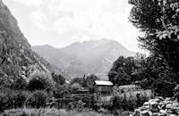 巴基斯坦奇特拉尔山脉和乡村的黑白景观令人惊叹