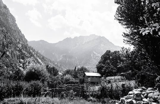 巴基斯坦奇特拉尔山脉和乡村的黑白景观令人惊叹