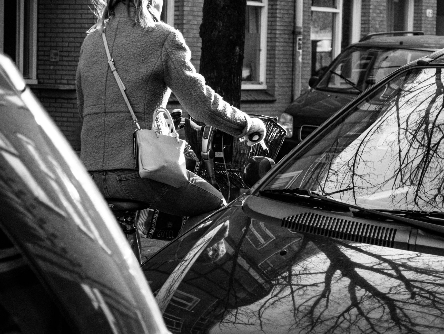 Auto op de kop in sloot bij Munnekeburen, busje belandt in sloot bij Feanwâlden