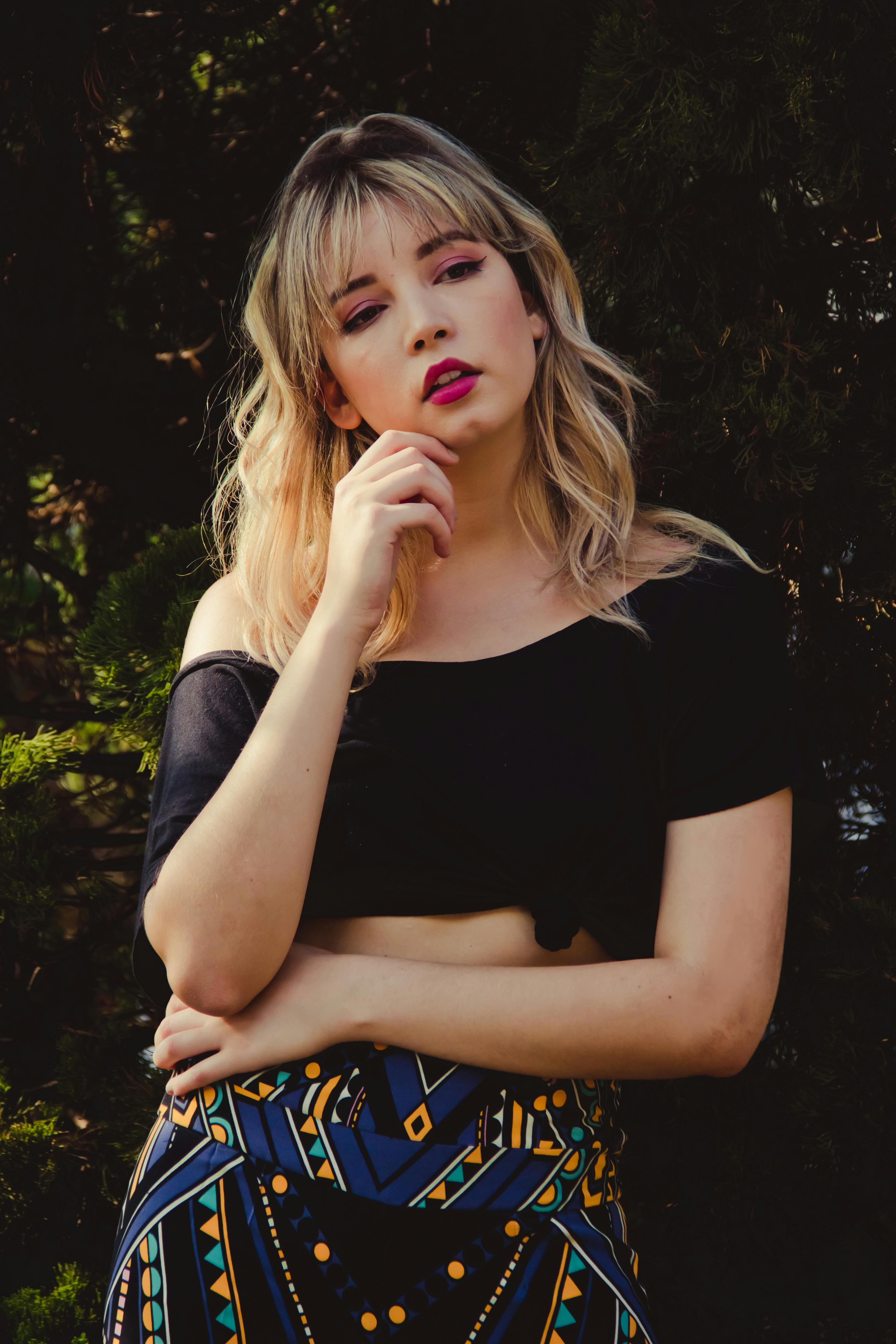 一位穿着休闲装的年轻女性展现了独特的时尚感，这是张时尚的户外肖像