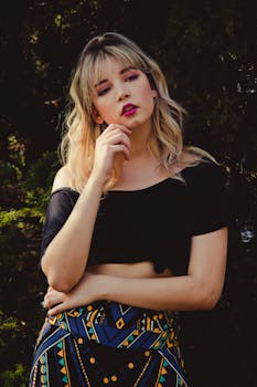 一位穿着休闲装的年轻女性展现了独特的时尚感，这是张时尚的户外肖像