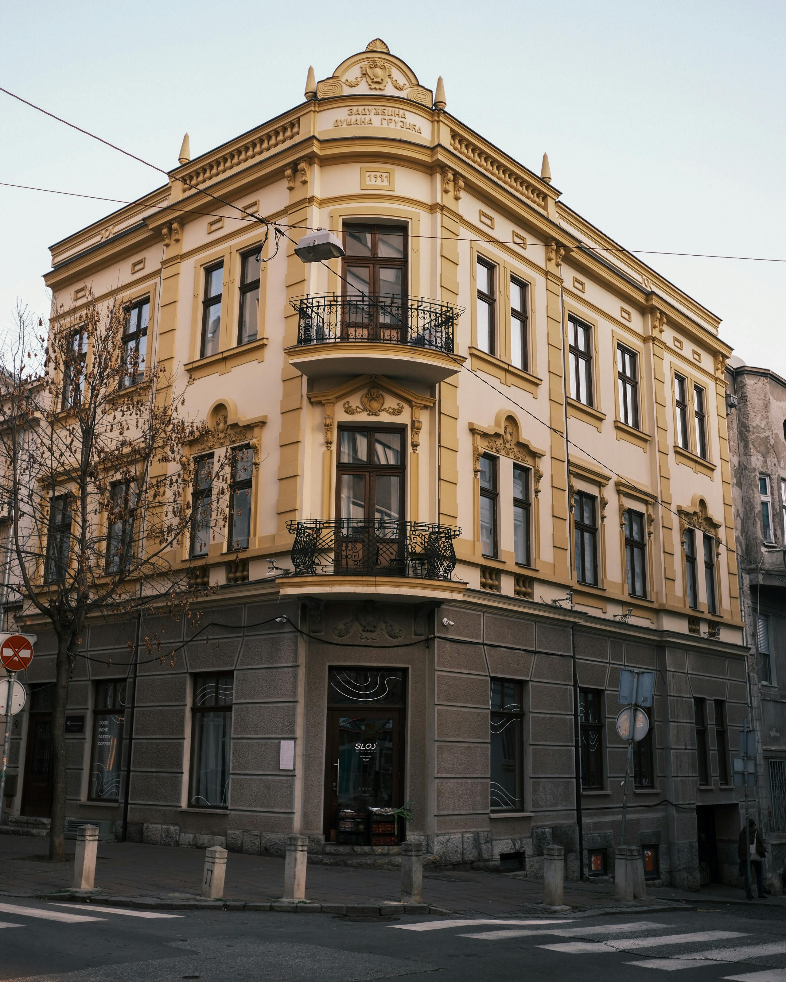 Free A beautifully preserved historic building on a street corner, showcasing classic architectural elegance. Stock Photo
