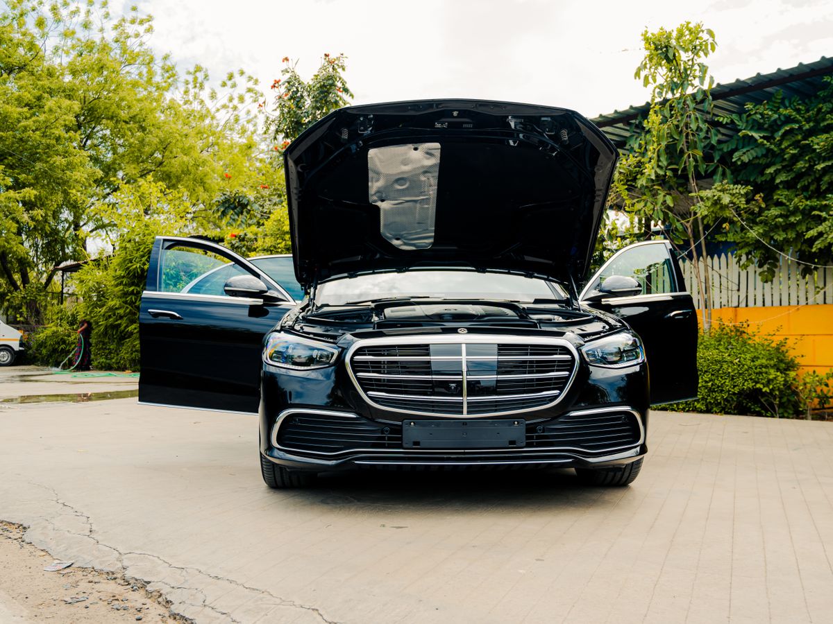Executive Mercedes-Benz available for hire from Mwinamo Motors in Nairobi