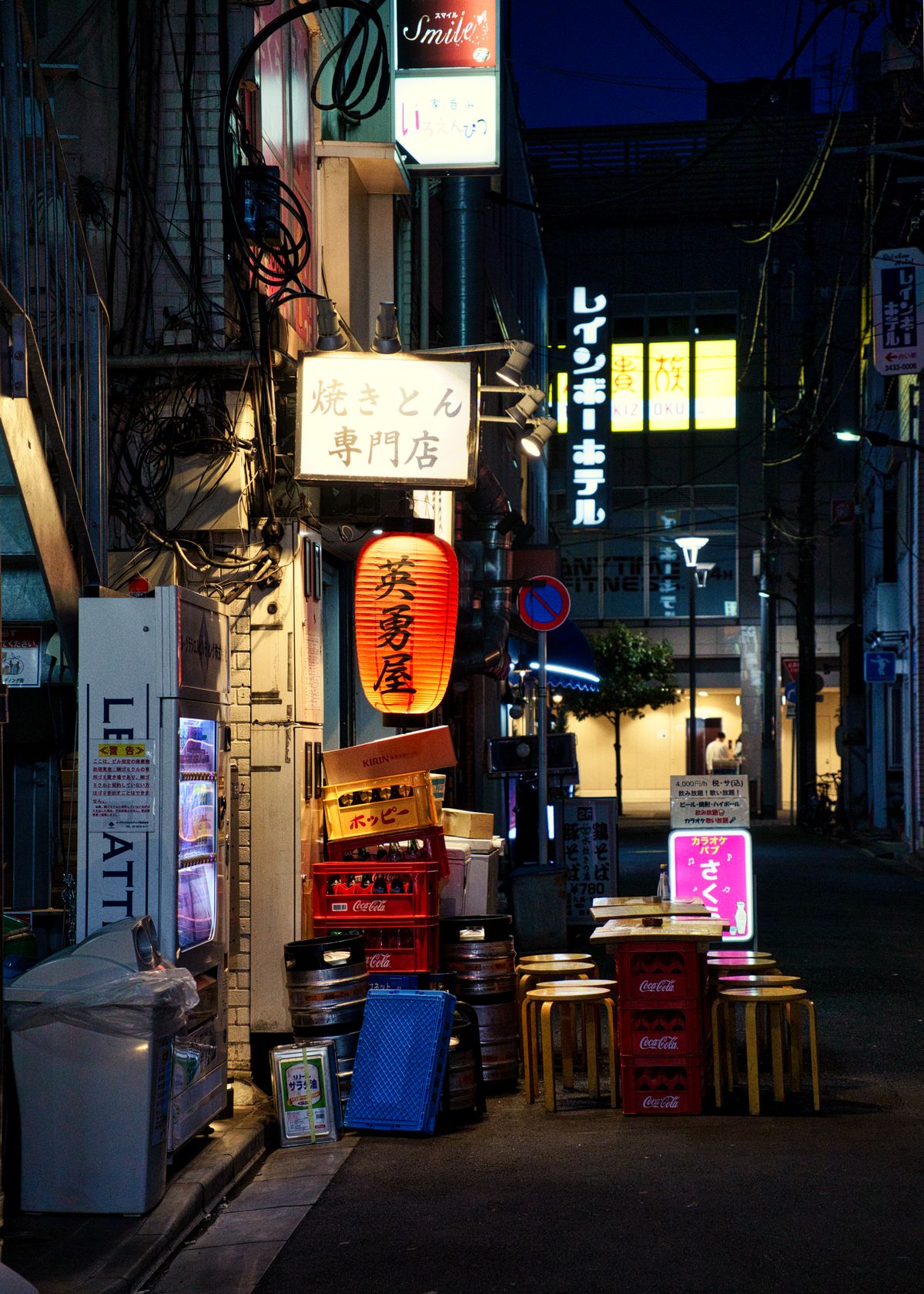 夜の街に伸びる影