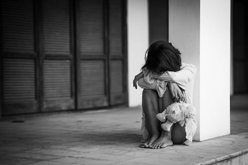 Photo Monochrome De Femme Assise Sur Le Sol