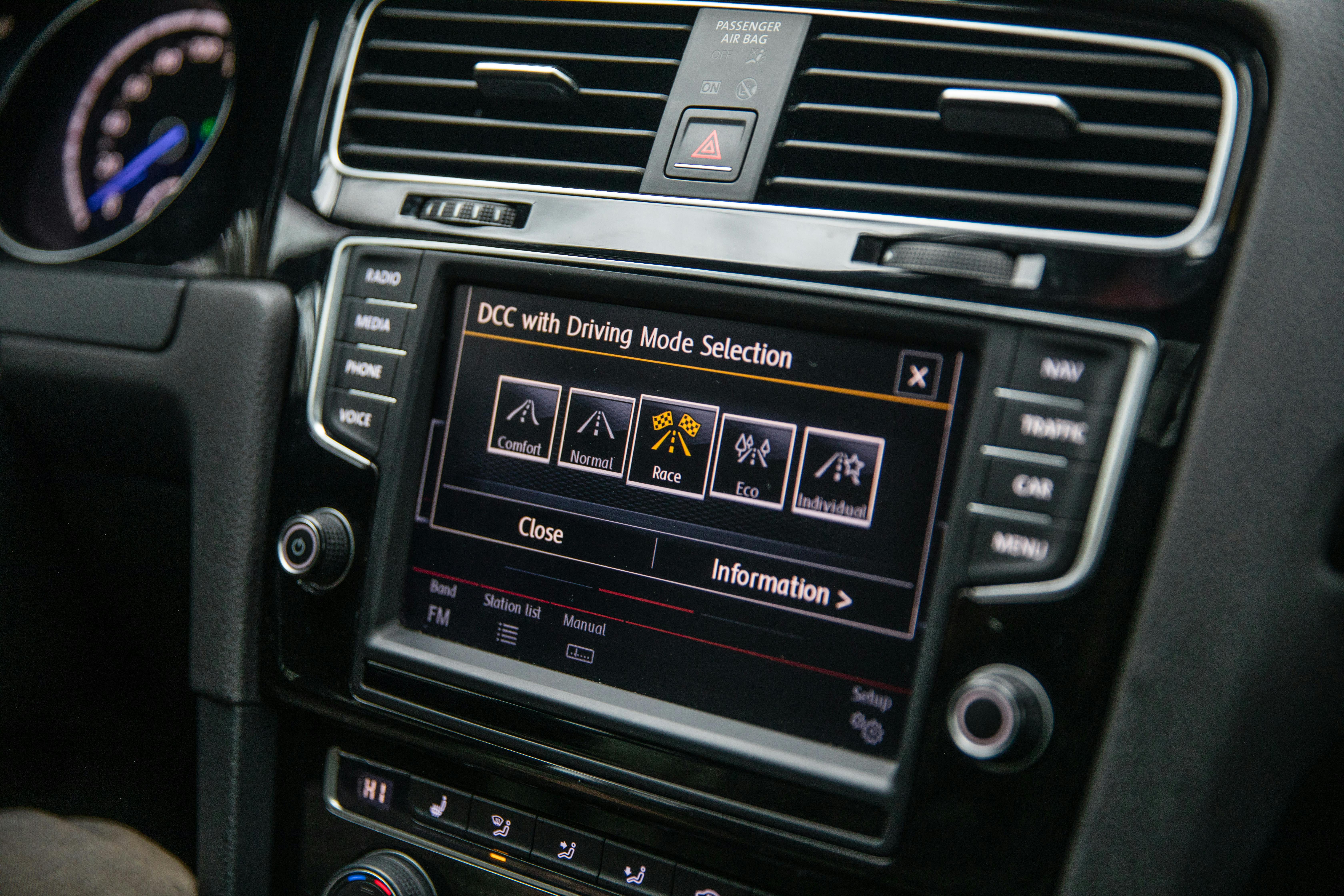 Kostenlos Nahaufnahme des Touchscreen-Displays eines Autos, das Fahrmodusoptionen anzeigt und so die Fahrzeugkontrolle verbessert. Stock-Foto