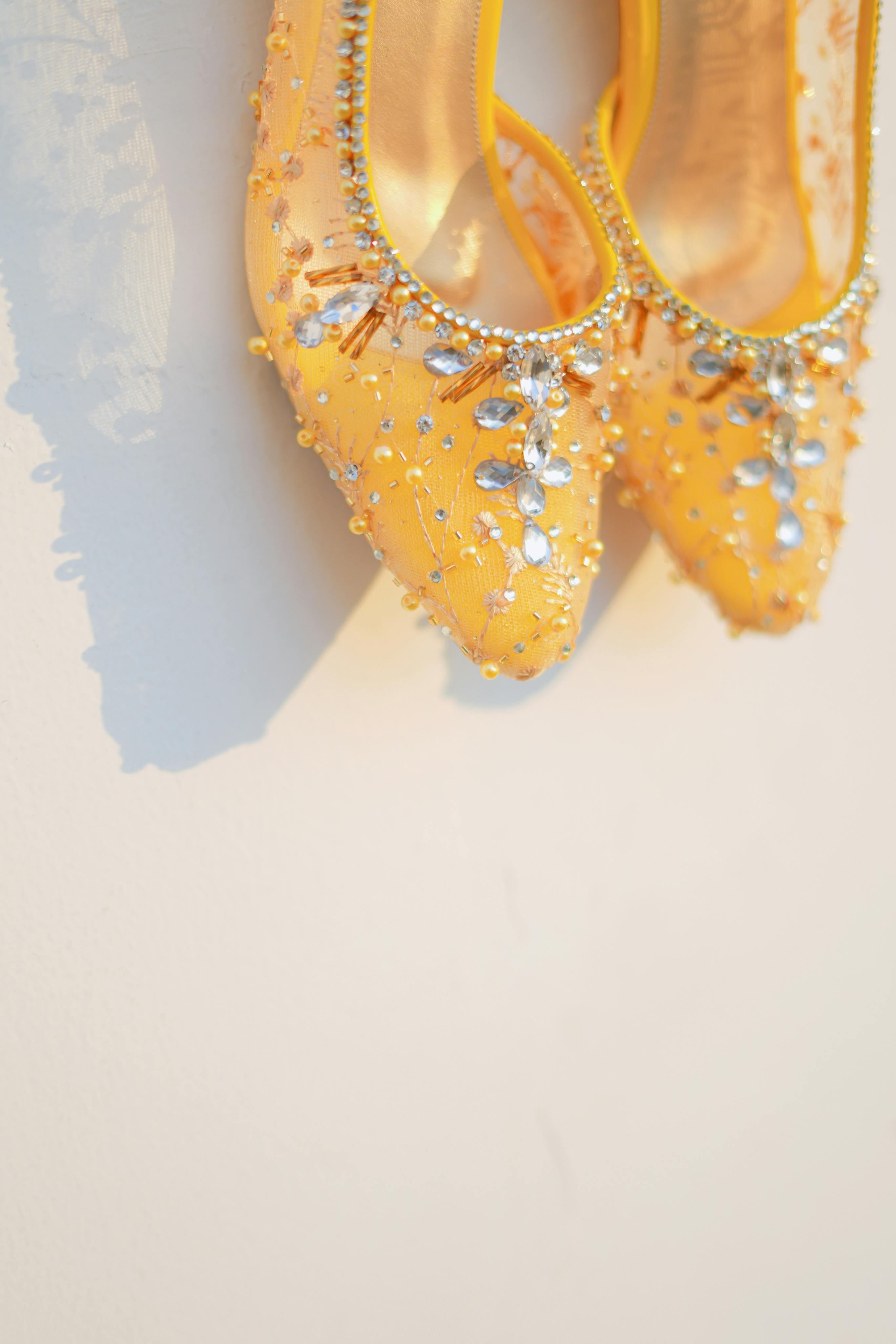 Gratis Primo piano di bellissime scarpe da sposa gialle decorate con perline, perfette per i matrimoni a Makassar, Indonesia. Foto a disposizione