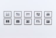 现代室内装饰简约优雅，墙上挂着黑白相框的照片