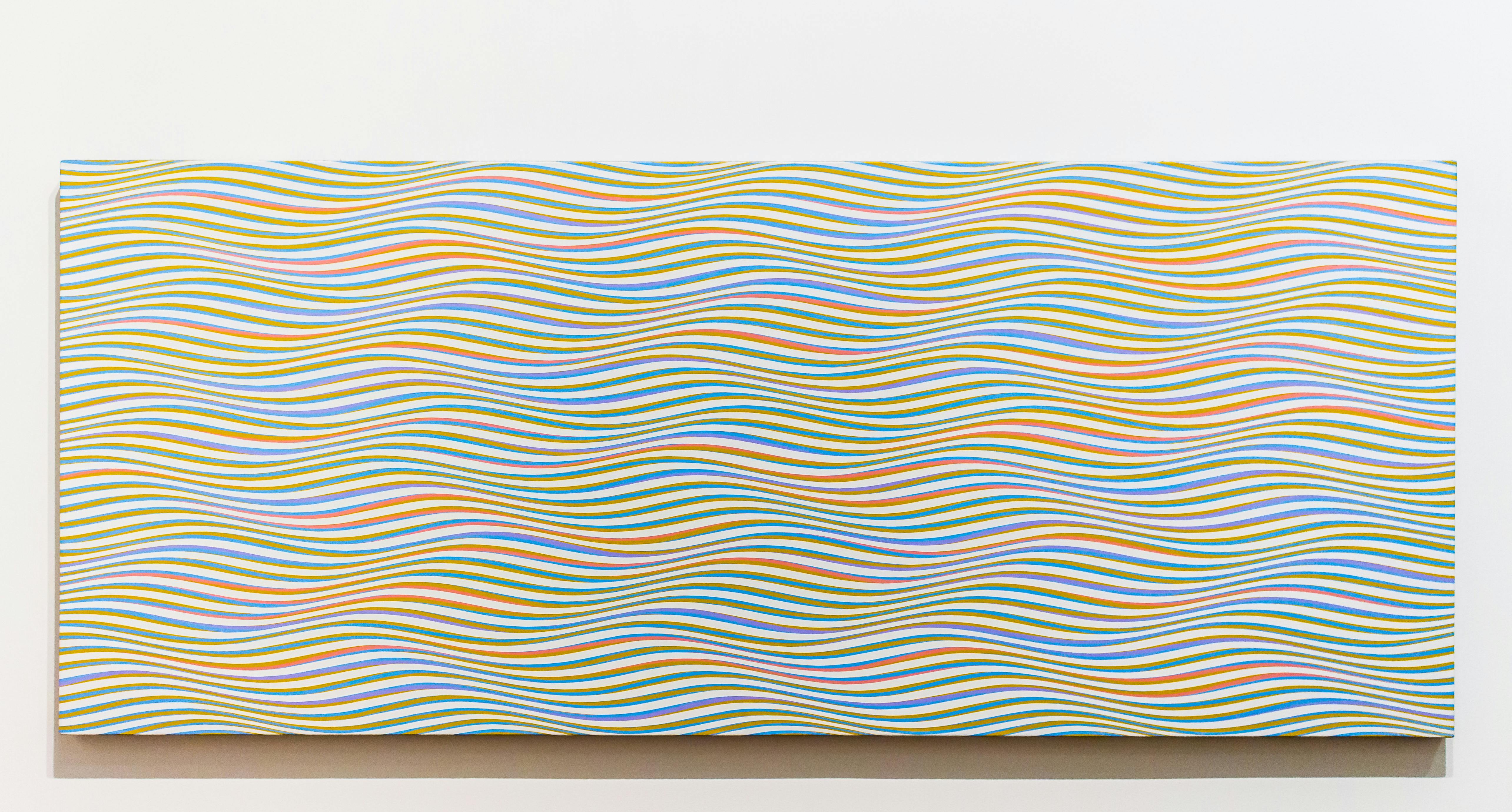 墙上那幅彩色抽象波浪图案画，是件完美的装饰作品