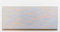 墙上那幅彩色抽象波浪图案画，是件完美的装饰作品