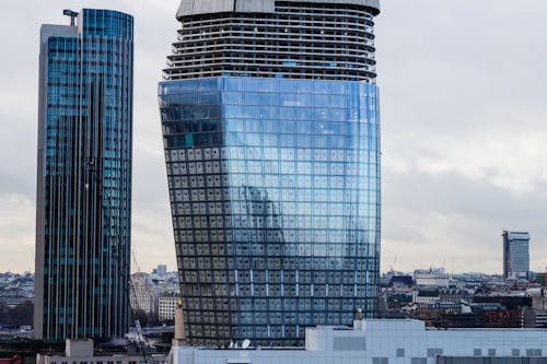 무료 도시에있는 고층 빌딩의보기 스톡 사진