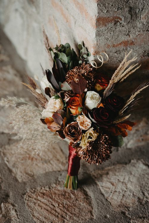 Free A rustic bouquet featuring a blend of dried and fresh flowers in warm autumn colors, perfect for weddings. Stock Photo