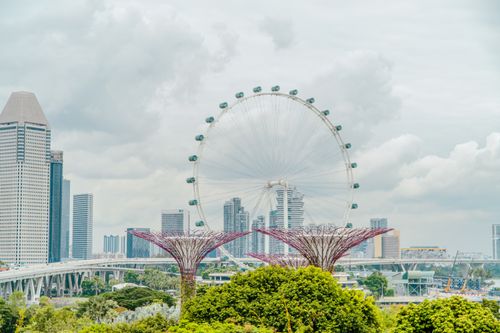 Free Captivating image of Singapore skyline featuring the famous Singapore Flyer and Supertree Grove. Stock Photo