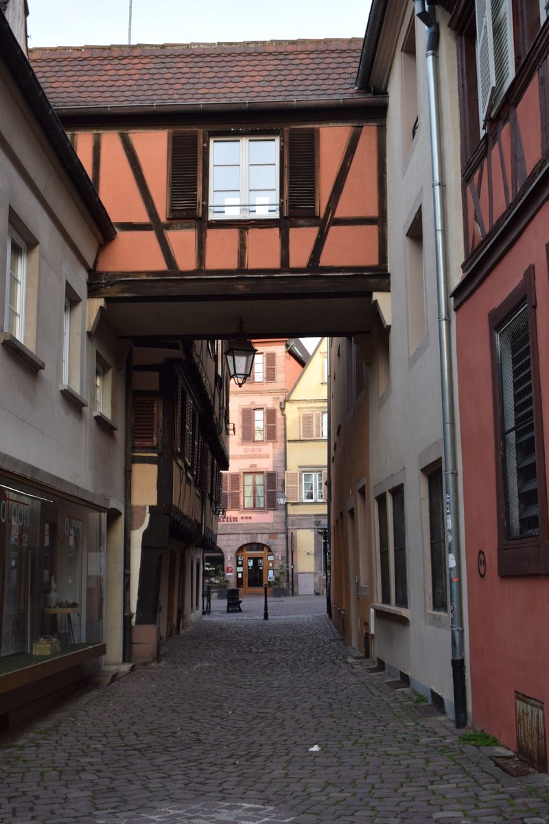 Alee fermecătoare din Colmar, Alsacia, cu case colorate cu schelet de lemn