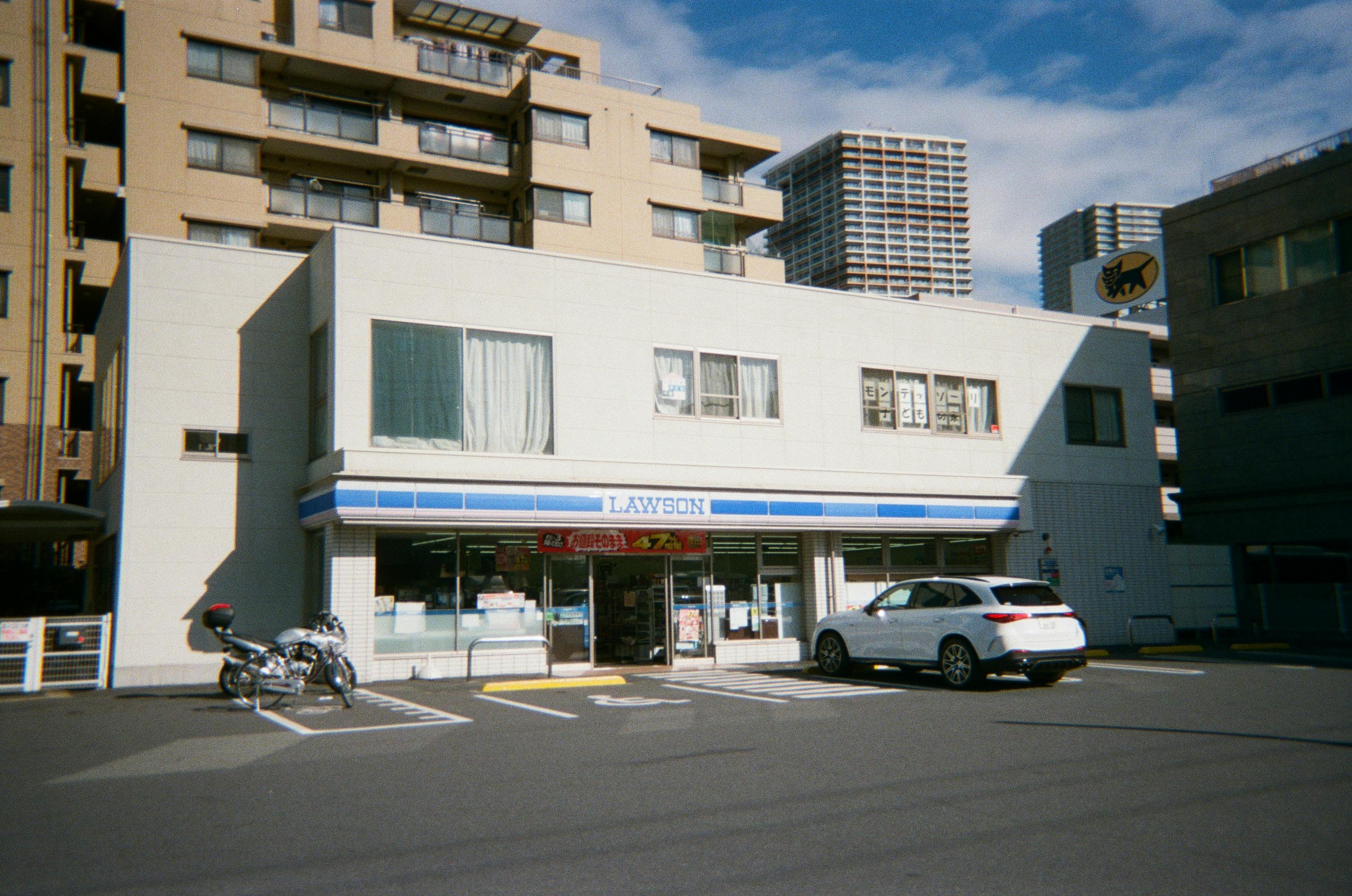 免费 一家罗森便利店坐落在高楼林立的城市中，展现着都市生活。 素材图片