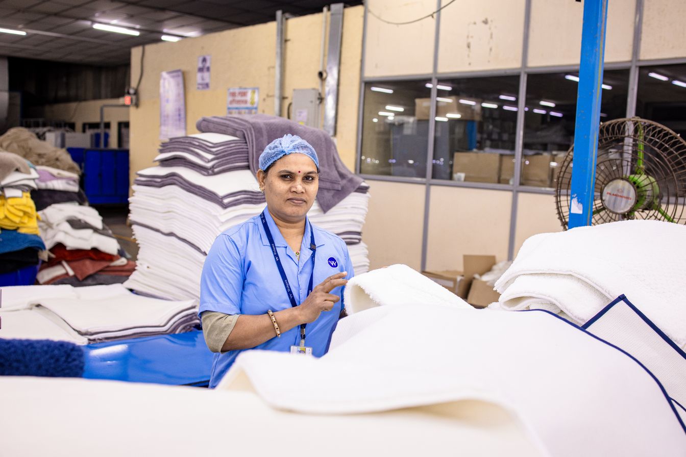 Tekstil fabrikasında kumaş üretim hattı — Türkiye tekstil ihracatı Kazakistan'a