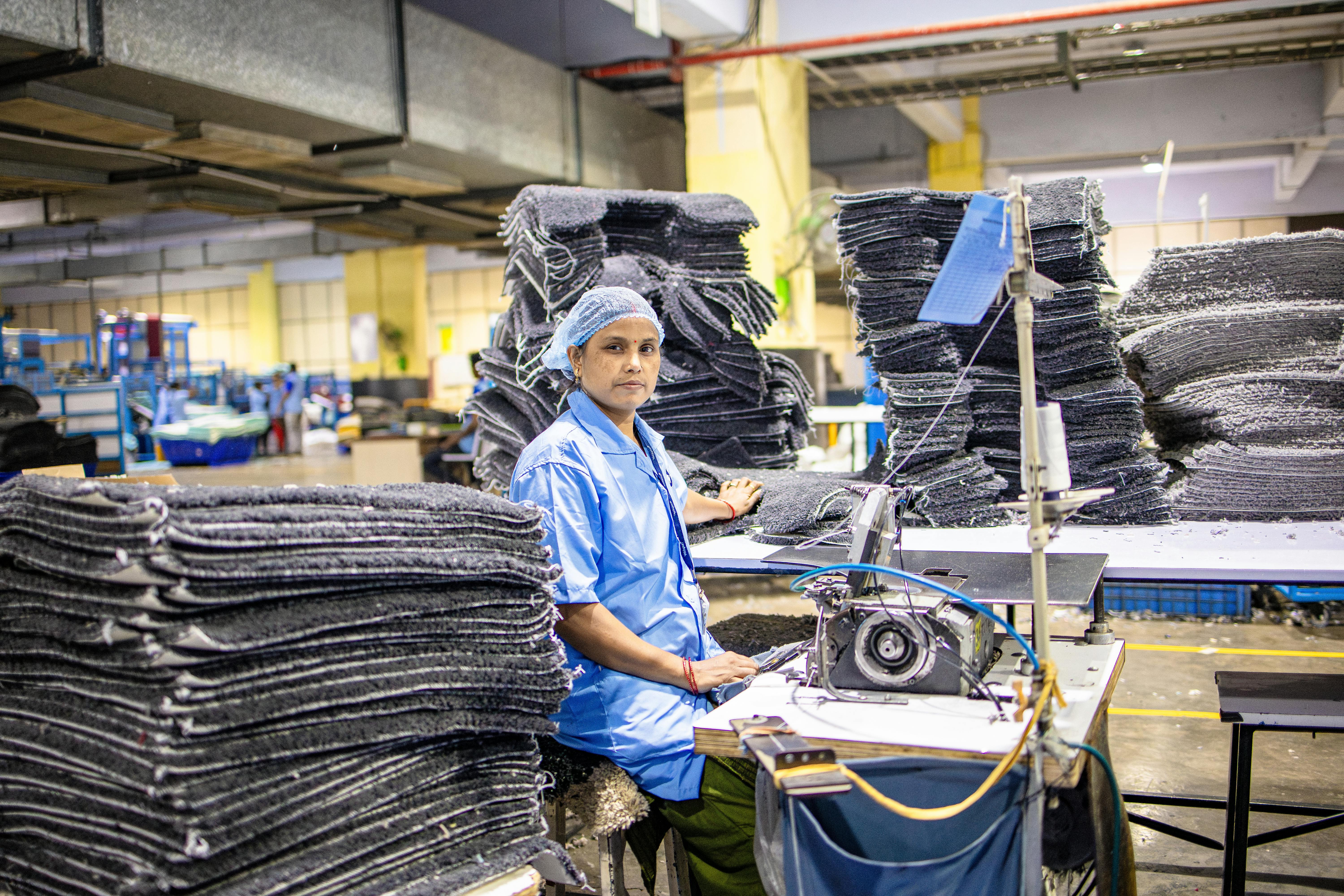 Fibre polimerice industriale înfășurate pe bobine în hală de producție