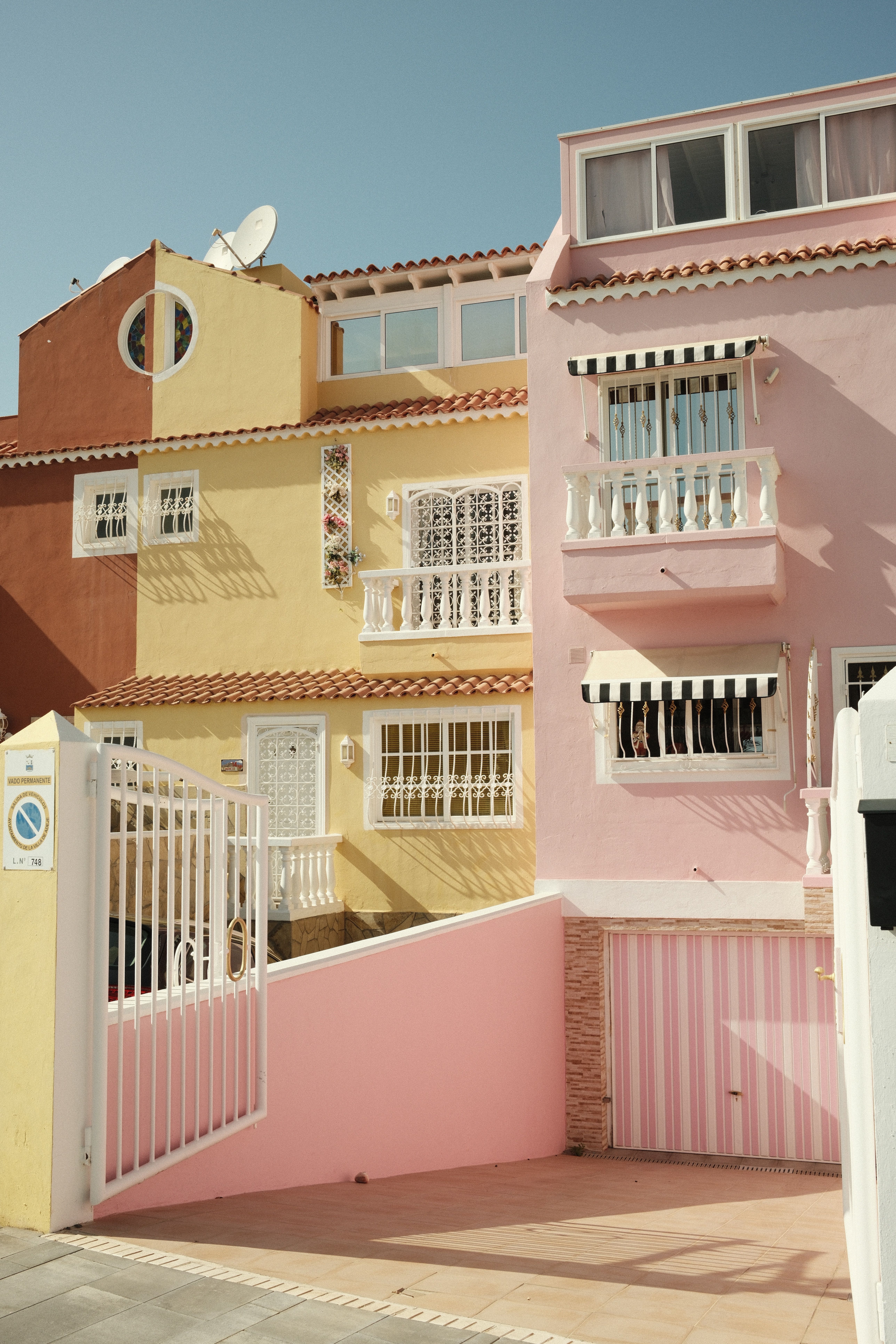 Kostenlos Farbenfrohe Häuser Im Mediterranen Stil Im Sonnenschein Stock-Foto