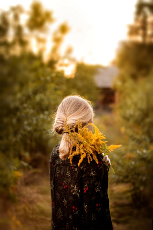 бесплатная Фотография женщины, держащей цветок Стоковое фото